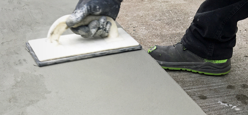 The range of application of the new fine filler of MC-Bauchemie Emcefix floor is broad. It is suitable for both small blemishes and major patching repairs on screed and concrete floors in as well as for the repair of steps, stairs, landings and plinths.