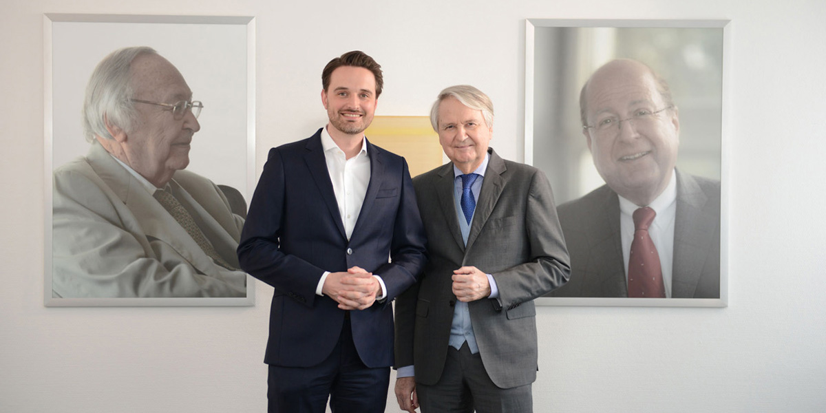 Three generations of the Müller family of entrepreneurs: Dr. Claus-M. Müller with his son Nicolaus in front of the portraits of his father and company founder Heinrich W. Müller (left; †2010) and of his brother Dr. Bertram R. Müller (†2012).